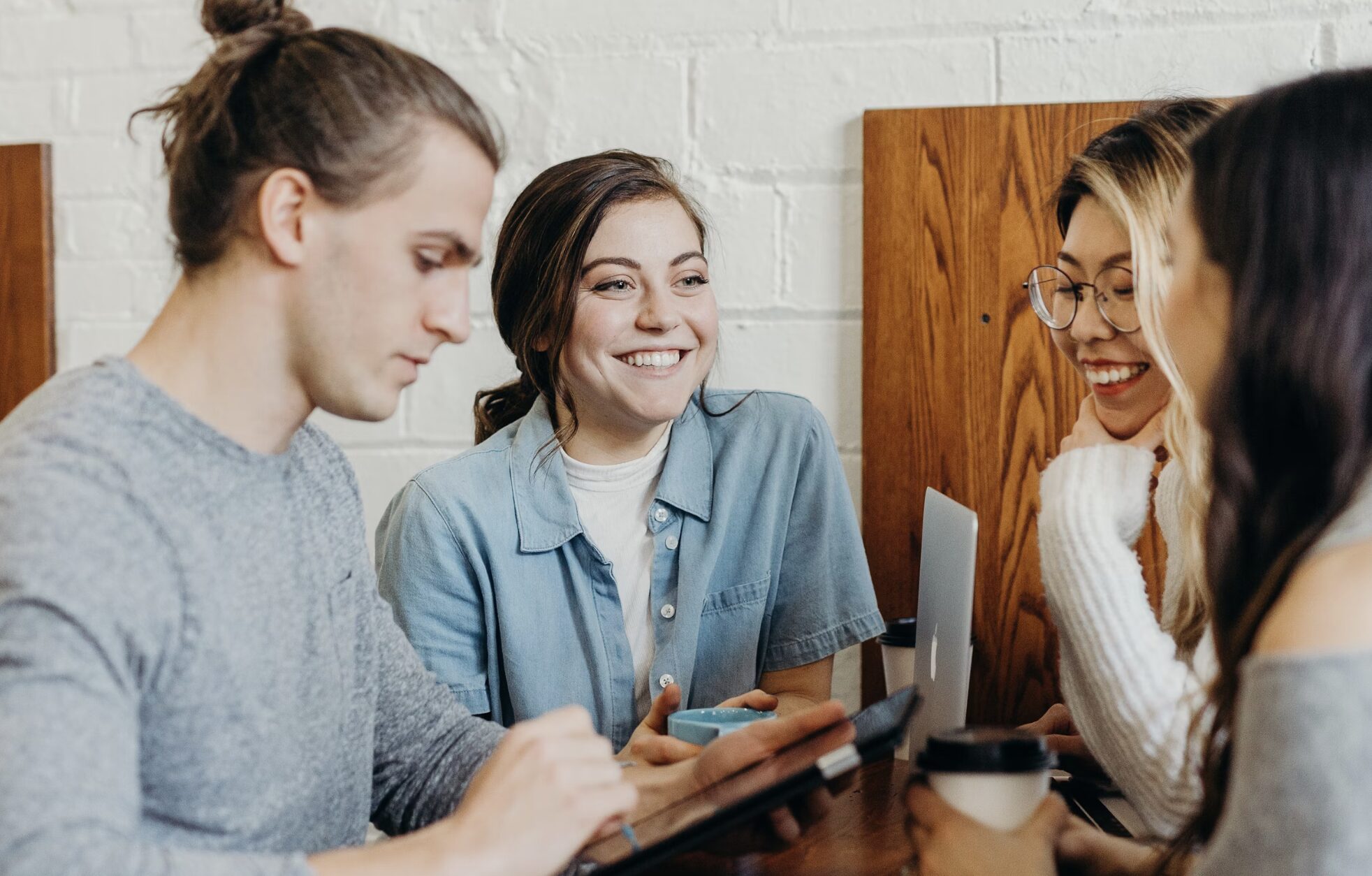 AI-Enabled Collaboration Tools for Competitive Intelligence and Internal Knowledge Sharing